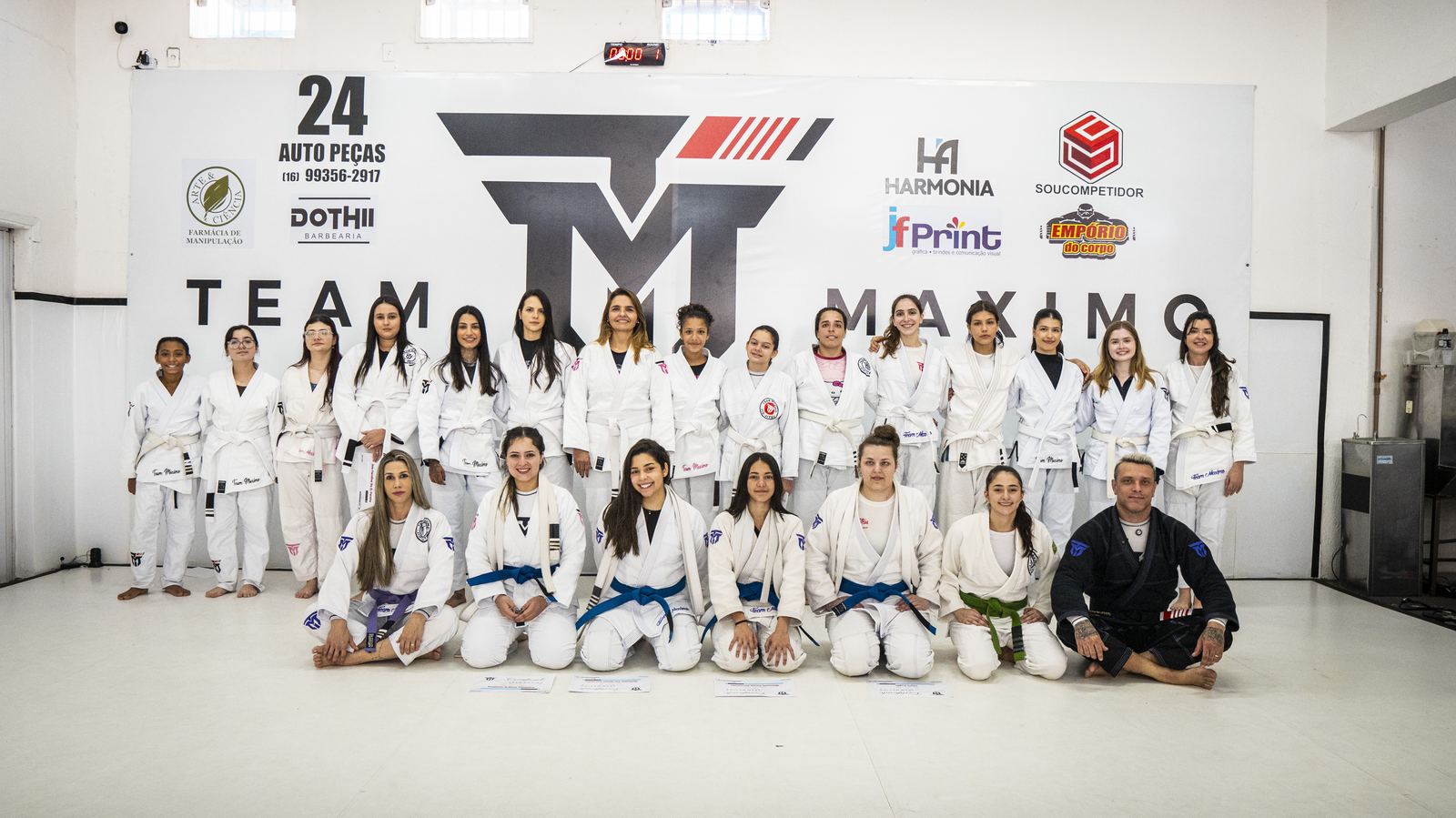 Alunas da turma feminina da Team Máximo posando de kimono no tatame