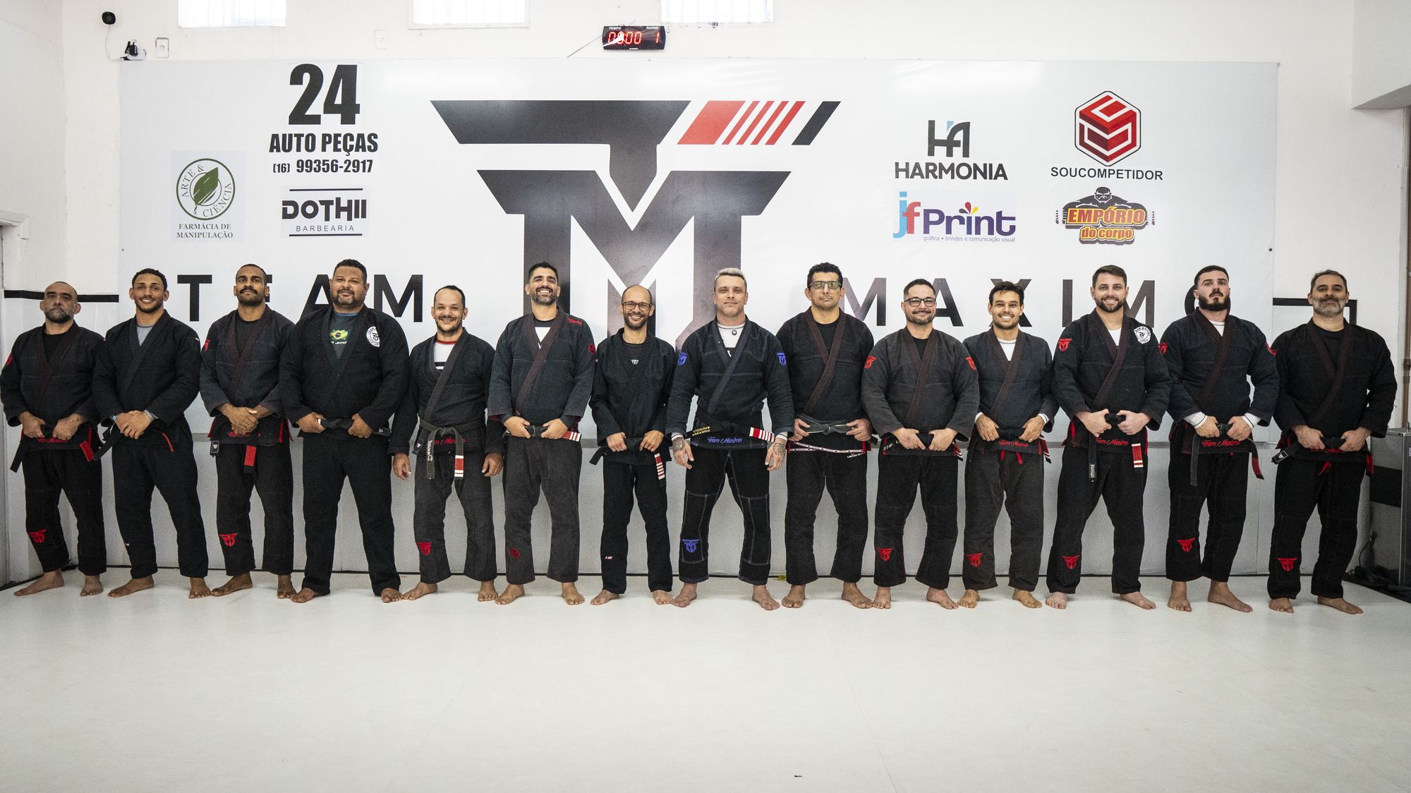 Faixas-pretas formados pela Team Máximo, perfilados de kimono preto