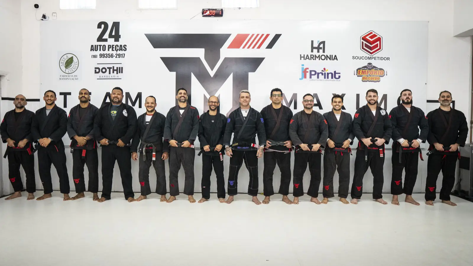 Faixas-pretas formados pela Team Máximo, perfilados de kimono preto