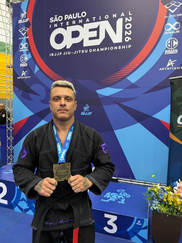 Vinicius Máximo com medalha diante do painel do São Paulo International Open IBJJF 2026