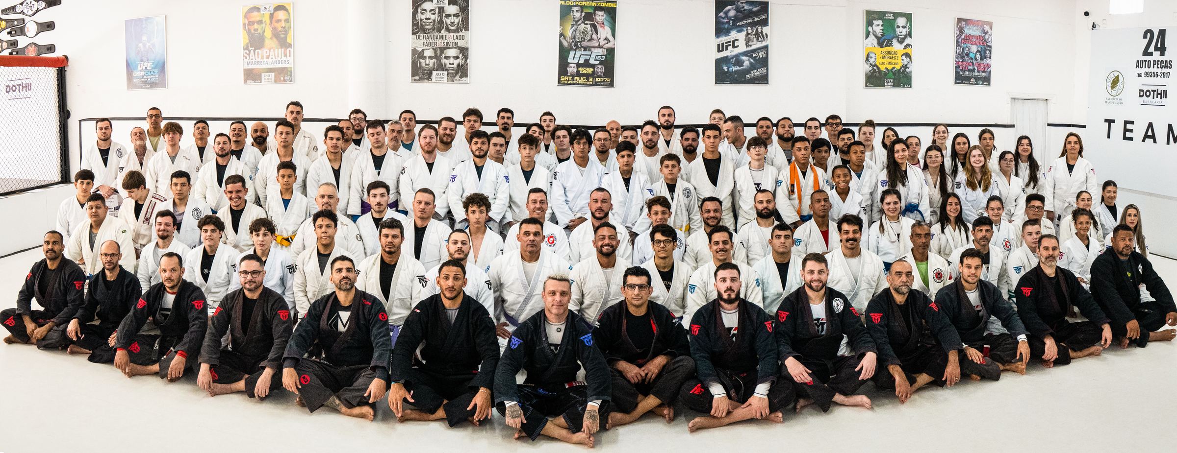 Alunos e professores da Team Máximo reunidos no tatame da academia