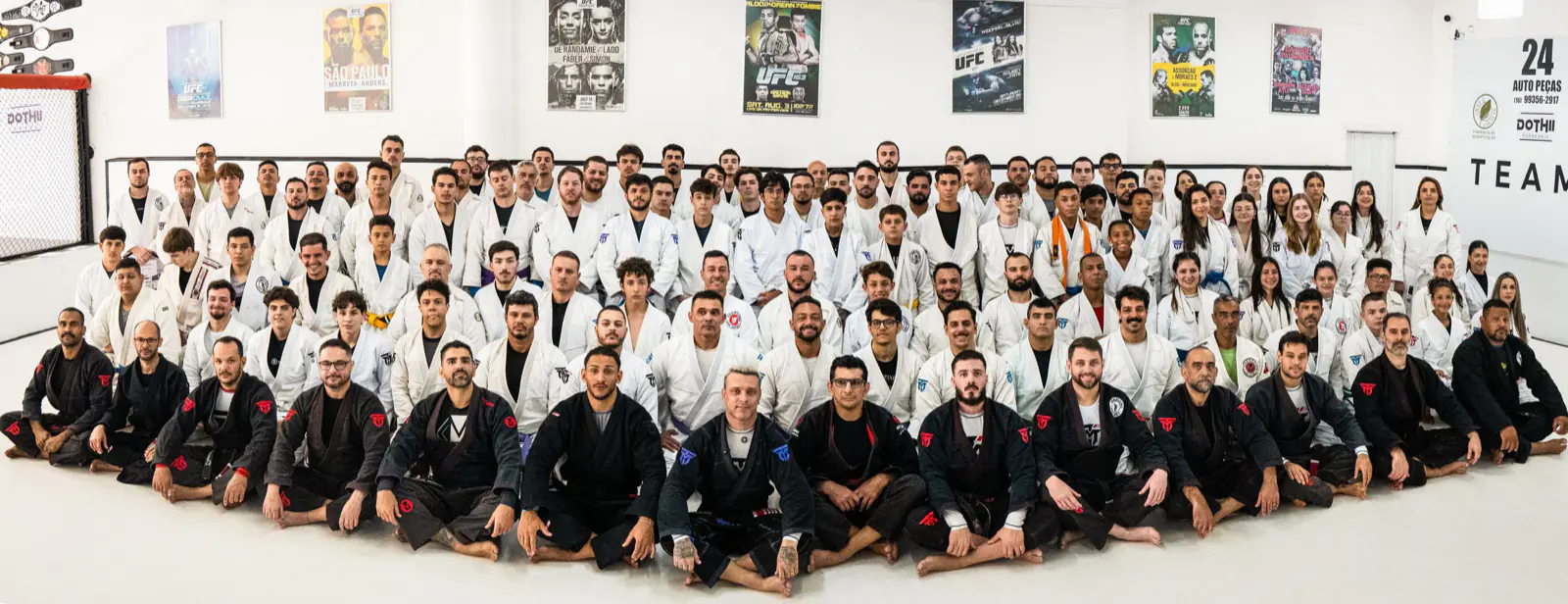 Alunos e professores da Team Máximo reunidos no tatame da academia